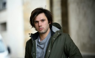 Le rappeur français Orelsan, Aurélien Cotentin de son vrai nom, arrive à la cour d'appel de Versailles pour son procès le 16 décembre 2015