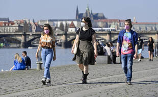 Des personnes masquées à Prague le 31 mars 2021.