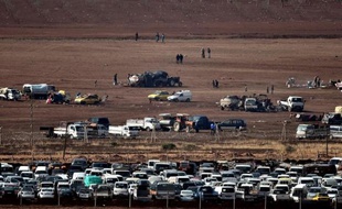 Le 17 octobre 2014, des Syriens kurdes à l'extérieur de Kobane à la frontiètre turque, vus depuis le village turc de Mursitpinar, dans la province de Sanliurfa