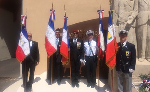 L'adjudant chef est porte-drapeau des gueules cassées. Ici au centre avec le béret rouge des parachutistes.