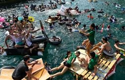 Farniente, baignade, jeux, festivals… les images de l’été dans le monde