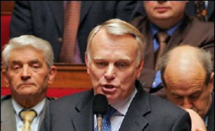 Le président du groupe PS à l'Assemblée nationale, Jean-Marc Ayrault, a demandé mardi au ministre de l'Intérieur Nicolas Sarkozy de démissionner, s'il était en désaccord avec le gouvernement sur le contrat première embauche (CPE).