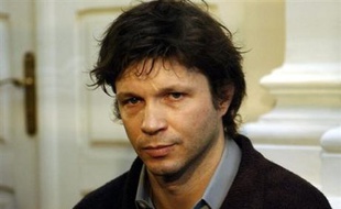 Le chanteur Bertrand Cantat, condamné à huit ans de prison pour avoir porté en 2003 des coups mortels à sa compagne, l'actrice Marie Trintignant, bénéficiera d'une libération conditionnelle à compter de mardi, a-t-on appris lundi de source judiciaire.