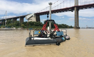 L'hydrolienne H3 de la société Hydrotube Energie, posée sur la Garonne