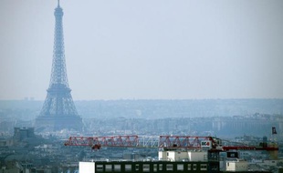 La tour Eiffel dans un nuage de pollution à Paris, le 27 mars 2014