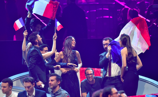 La délégation française, avec Alma, dans la Green room lors de la finale de l'Eurovision à Kiev, le 13 mai 2017.