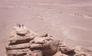 Des touristes sur une falaise près de Riyad, en Arabie saoudite, le 30 avril 2016
