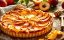 Ultra croustillante et dorée, cette tarte minute aux pêches et miel sent bon l’été et la convivialité