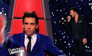 Mika, pendant la prestation d'Amir, le 18 janvier dans "The Voice"