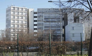 Le quartier des Aubiers est sous le choc après la mort d'un ado de 16 ans dans une fusillade. (Photo by thibaud MORITZ / MORITZ / AFP)
