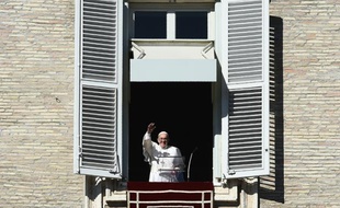 Le pape François salue la foule sur la place Saint-Pierre au Vatican le 8 novembre 2015