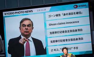 Un écran géant diffuse un programme d'informations où apparaît Carlos Ghosn, le 9 janvier 2020 à Tokyo.