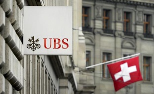 Le régulateur des banques suisses a pris l'initiative exceptionnelle d'imposer à l'UBS, la première banque du pays, d'accroître de 50% le montant de ses actifs jugés à risque en raison des contentieux juridiques en cours.