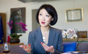 Fleur Pellerin, ministre des PME dans son bureau de Bercy le 29 avril 2013