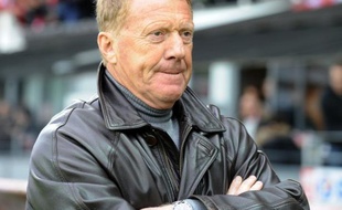 L'ancien entraîneur de Brest (Ligue 1) Alex Dupont, "remercié" par les dirigeants bretons à quelques journées de la fin du championnat, remplace Olivier Pantaloni à la tête de l'équipe d'Ajaccio (L1), a annoncé vendredi le club corse.