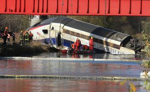 Onz personnes ont été tuées lors d'un essai de train à grande vitesse de la SNCF le 14 novembre 2015.