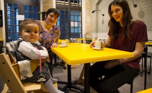 Au restaurant Happy Families, à Paris, les familles côtoient les habitants du quartier venus se faire couper les cheveux.