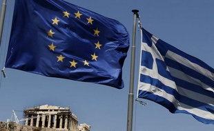 Les drapeaux de l'Union européenne et de la Grèce près du Parthénon (Athènes) en juillet 2011.