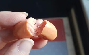 Dans ces petites saucisses, des morceaux de métal étaient dissimulés.