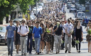 Des centaines de personnes ont participé à une marche silencieuse en hommage à la famille Dupont de Ligonnès, le 26 avril 2011 à Nantes.
