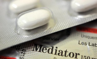 Nouveau rebondissement dans l'affaire du Mediator: les laboratoires Servier sont accusés d'avoir conduit un test clinique sans avertir les "cobayes" des risques de ce coupe-faim, un délit nié par la firme pharmaceutique alors que les avocats des victimes réclament une enquête.