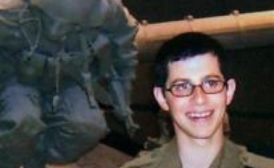L'Egypte a assuré à Israël que le point de passage de Rafah, entre son territoire et la bande de Gaza, resterait fermé tant que la question du soldat israélien enlevé Gilad Shalit ne serait pas résolue, a affirmé mardi un haut responsable israélien.