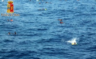 Image fournie par la police italienne d'opérations de sauvetage en mer le 5 août 2015 pour récupérer des survivants après le naufrage d'un bateau de migrants entre la Libye et l'Italie