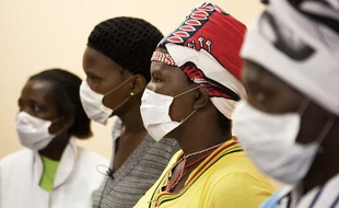 Des patients atteints du sida et de la tuberculose portent des masques en attendant une consultation.