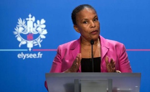 La garde des Sceaux Christiane Taubira a jugé "normal" jeudi que la justice "cherche la vérité" dans le dossier de l'amiante, où a été mise en examen Martine Aubry, tout en exprimant son "immense admiration" pour l'ancienne patronne du PS.