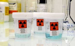 Illustration de produits radioactifs dans un laboratoire.