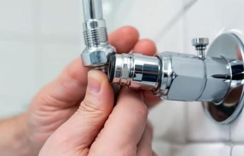 L’astuce de bricoleur pour remplacer un flexible de douche en 5 minutes (sans fuite ni galère)