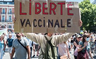 Un manifestant toulousain lors des rassemblements organisés le 17 juillet dernier en France contre le pass sanitaire.