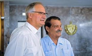 Christian Leffler, négociateur européen dans les discussions avec Cuba, et le ministre adjoint aux Affaires étrangères cubain Abelardo Moreno, à La Havane, le 9 septembre 2015