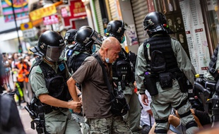 Des policiers arrêtent un manifestant à Hong Kong, le 1er juillet 2020.