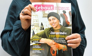 Le premier numéro du magazine solidaire, «Debout» lancé le 16 septembre 2014.