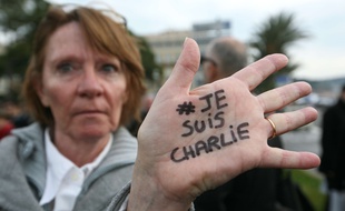Une participante à la marche en hommage aux victimes du terrorisme, à Nice le 10 janvier 2015.