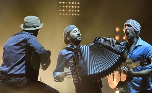 La Rue Kétanou, ici lors d'un concert pour les 15 ans du groupe en janvier 2015 à l'Olympia.