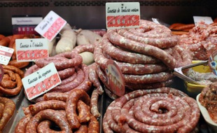 Agriculteurs et éleveurs ont annoncé jeudi vouloir s'allier à l'association UFC-Que Choisir pour lancer une pétition exigeant de Bruxelles que soit rendu obligatoire l'étiquetage précisant l'origine des viandes dans les produits transformés