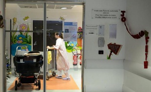La ministre de la Santé Marisol Touraine a lancé une enquête nationale auprès de tous les établissements approvisionnés en poches alimentaires par le laboratoire Marette après un 4e décès suspect de nourrison intervenu en mars dernier à l'hôpital de Chambéry.