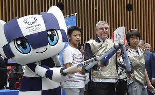 Le président du CIO Thomas Bach pose avec la mascotte des JO de Tokyo le 24 juillet 2019, un an avant le début des Jeux.