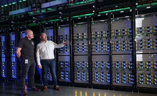 Mark Hunter (droite), manager du data-center, et Niall McEntegart (gauche), directeur des opérations, dans le data-center de Clonee, en Irlande, en septembre 2018.