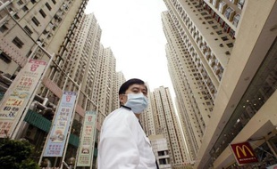 Il y a dix ans, le quartier d'Amoy Gardens à Hong Kong devenait une "ville fantôme" : ses habitants reclus mouraient l'un après l'autre, victimes d'une pandémie de pneumonie atypique qui se répandit comme une traînée de poudre dans le monde.
