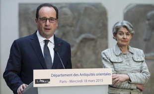 Le président français François Hollande (g) aux côtés de la directrice générale de l'UNESCO Irina Bokova, le 18 mars 2015 à Paris