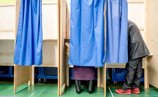 Des personnes votent pour la primaire à droite le 20 novembre 2016 à Lyon