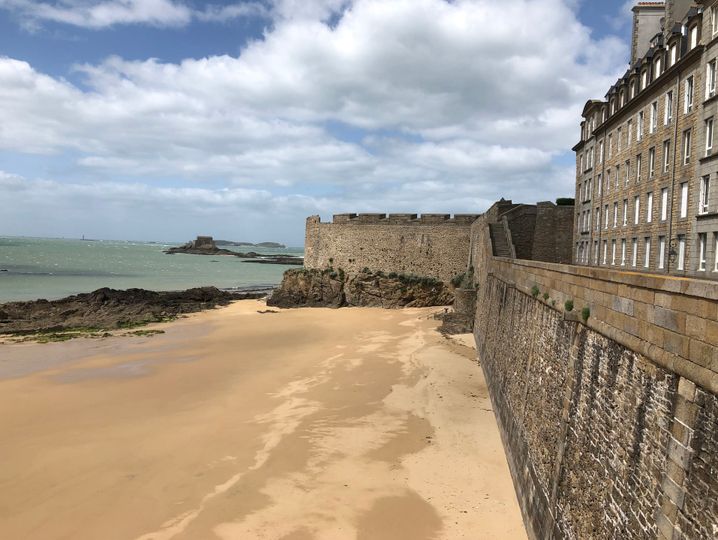 Si les remparts de Saint-Malo sont de nouveau accessibles, les plages de la ville sont par contre toujours interdites. 