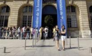 Le soleil aidant, plus de 12 millions de visites ont été enregistrées dans les quelque 15.000 sites et monuments historiques accessibles ce week-end lors des 24e Journées du patrimoine, selon la ministre de la Culture Christine Albanel, qui a salué une "passion nationale".