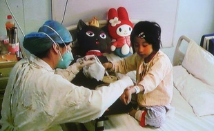 Une fillette de sept ans qui avait été contaminée par le virus de la grippe aviaire H7N9, devenant le premier cas officiellement enregistré à Pékin, a été autorisée à quitter mercredi l'hôpital où elle était soignée, a indiqué l'établissement.