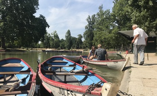 Le lac Daumesnil, on peut courir autour, on peut aussi y naviguer.