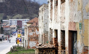 Des édifices endommagés, après la guerre de 1992-1995, dans le centre-ville de Gorazde, en Bosnie orientale, le 25 février 2007