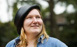 Mienke de Wilde veut porter une passoire au nom de sa religion, le pastafarisme
